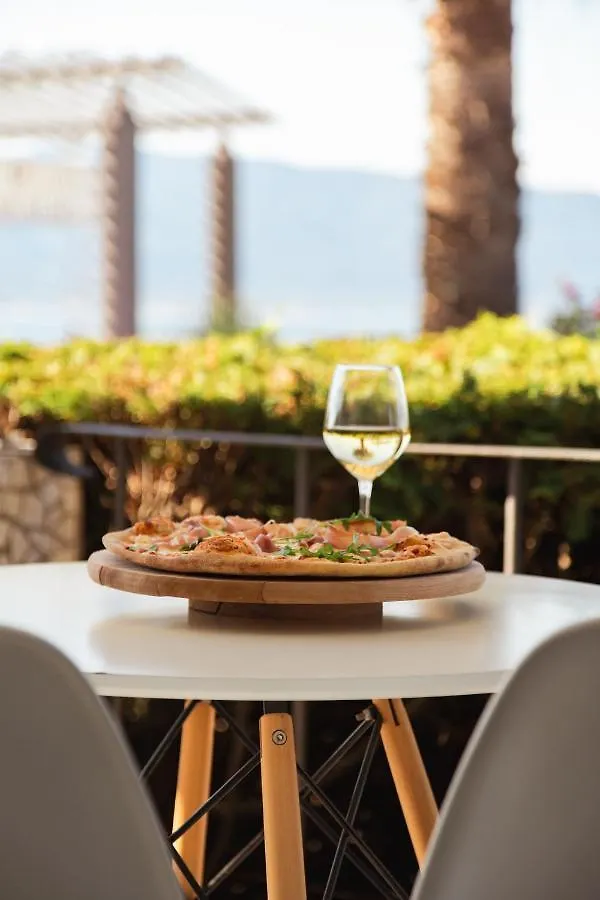 Calma Beach Hotel ستافروس