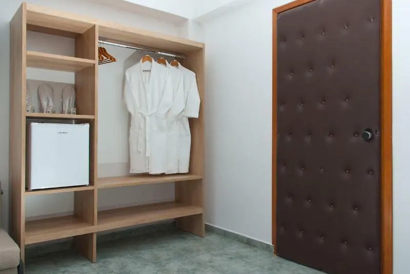 Calma Beach Hotel ستافروس